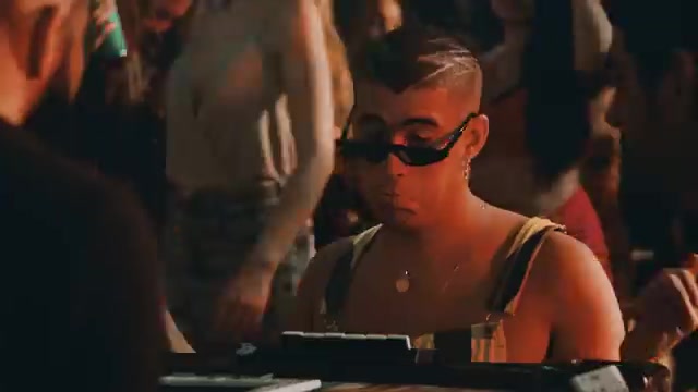 MÍA — Bad Bunny, Drake